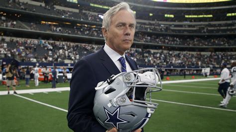 cheerleader dressed undressed|A former Dallas Cowboys executive allegedly spied on。